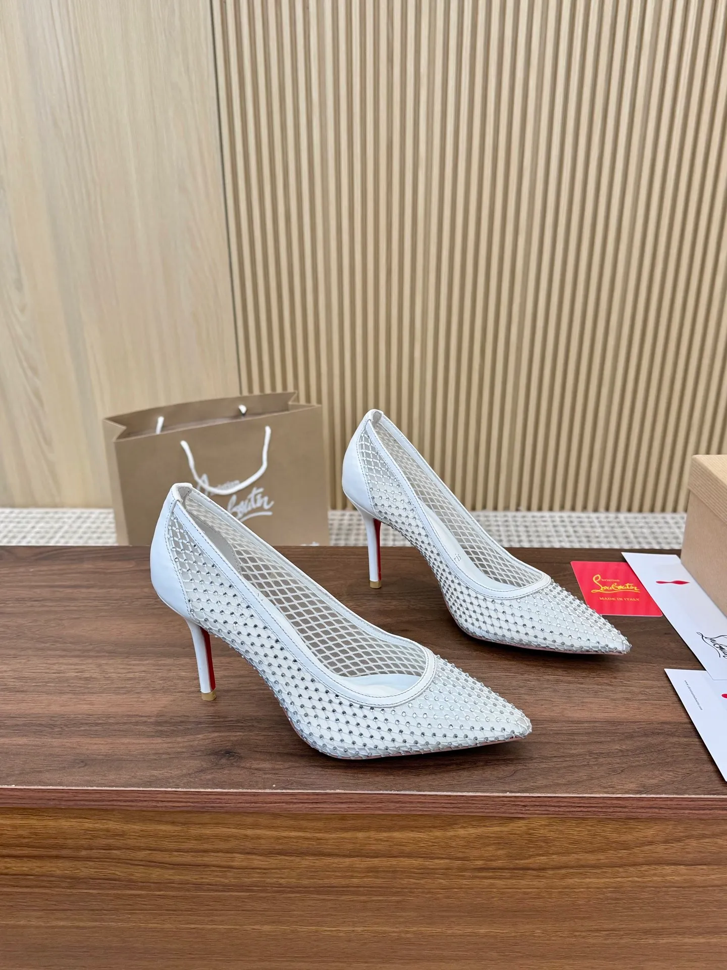 👟👟Ex-factory price 440👟👟 Genuine leather sole +40 Year-round shipment💝Christian Louboutin CL👠 Classic "💎Cow Patent Leather💎Series" noble and luxurious, real blingbling✨ Real materials, all customized by the pattern maker, and the materials are made of original customized materials, achieving the taste of the original 6 color options💍 Upper: imported 👉cow patent leather💪 lining: sheepskin foot pad/lining code number: 34-40.41.42 heel height: two options: 10.5cm and 8.5cm